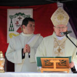 1.11.2013 Cmentarz w Cedzynie. Dzień Wszystkich Świętych. Uroczysta Msza Święta, której przewodniczył biskup Ordynariusz Diecezji Kieleckiej Kazimierz Ryczan. / Wojciech Habdas / Radio Kielce