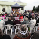 1.11.2013 Cmentarz w Cedzynie. Dzień Wszystkich Świętych. Uroczysta Msza Święta, której przewodniczył biskup Ordynariusz Diecezji Kieleckiej Kazimierz Ryczan. / Wojciech Habdas / Radio Kielce