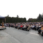 1.11.2013 Cmentarz w Cedzynie. Dzień Wszystkich Świętych. Uroczysta Msza Święta, której przewodniczył biskup Ordynariusz Diecezji Kieleckiej Kazimierz Ryczan. / Wojciech Habdas / Radio Kielce