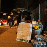 Dzień Wszystkich Świętych. Studenci, sprzedając znicze, zbierają na wyprawę dookoła Europy. / Wojciech Habdas / Radio Kielce