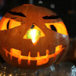 Dzień Wszystkich Świętych. Na jednym ze stoisk ze zniczami można było zobaczyć dynię - symbol Halloween. / Wojciech Habdas / Radio Kielce