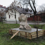 7.11.2013. Rzeźba Józefa Opali. Wylano nową podmurówkę. / Wojciech Habdas / Radio Kielce