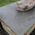 7.11.2013. Rzeźba Józefa Opali. Wylano nową podmurówkę. / Wojciech Habdas / Radio Kielce