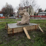 7.11.2013. Rzeźba Józefa Opali. Wylano nową podmurówkę. / Wojciech Habdas / Radio Kielce