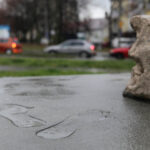 7.11.2013. Rzeźba Józefa Opali. Wylano nową podmurówkę. / Wojciech Habdas / Radio Kielce