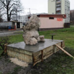 7.11.2013. Rzeźba Józefa Opali. Wylano nową podmurówkę. / Wojciech Habdas / Radio Kielce