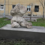 8.11.2013. Remont cokołu rzeźby Józefa Opali / Radio Kielce