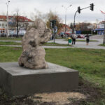 8.11.2013. Remont cokołu rzeźby Józefa Opali / Radio Kielce