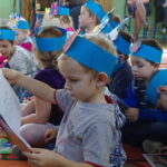 Przedstawienie dla najmłodszych "Zaszczep mnie bajką" połączone z promocją wierszy Adama Ochwanowskiego w zespole szkół w Złotej / Paweł Klepka / Radio Kielce