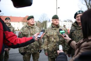 Na pytania dziennikarzy odpowiada Dowódca Wojsk Specjalnych, gen. brygady Piotr Patalong / Kamil Król / Radio Kielce