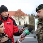 W rozmowie z dziennikarzami mjr Krzysztof Plażuk z Wydziału Prasowego Dowództwa Wojsk Specjalnych / Kamil Król / Radio Kielce