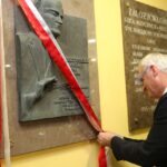 Pamiątkową tablicę poświęconą Włodzimierzowi Dębskiemu osłonił syn kompozytora Krzesimir / Kamil Król / Radio Kielce