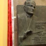 Pamiątkowa tablica poświęcona Włodzimierzowi Dębskiemu, który w latach 60. był dyrektorem Państwowej Szkoły Muzycznej w Kielcach / Kamil Król / Radio Kielce