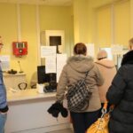 Pacjenci czekający w kolejce do rejestracji / Kamil Król / Radio Kielce