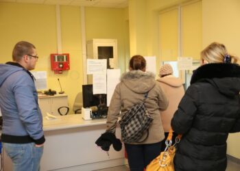 Pacjenci czekający w kolejce do rejestracji / Kamil Król / Radio Kielce