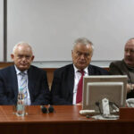 29.11.2013. Na Uniwersytecie Jana Kochanowskiego w Kielcach odbyło się otwarte spotkanie Leszka Millera i Józefa Oleksego z mieszkańcami. / Stanisław Blinstrub / Radio Kielce