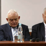 29.11.2013. Na Uniwersytecie Jana Kochanowskiego w Kielcach odbyło się otwarte spotkanie Leszka Millera i Józefa Oleksego z mieszkańcami. / Stanisław Blinstrub / Radio Kielce