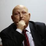 29.11.2013. Na Uniwersytecie Jana Kochanowskiego w Kielcach odbyło się otwarte spotkanie Leszka Millera i Józefa Oleksego z mieszkańcami. / Stanisław Blinstrub / Radio Kielce