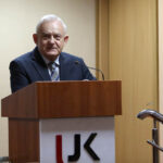 29.11.2013. Na Uniwersytecie Jana Kochanowskiego w Kielcach odbyło się otwarte spotkanie Leszka Millera i Józefa Oleksego z mieszkańcami. / Stanisław Blinstrub / Radio Kielce