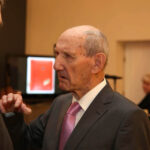 Pamiątki po prezydencie Kielc Stefanie Artwińskim przekazane Muzeum Historii Kielc. Na zdjęciu byly prezydent Kielc Jan Szmajdel / Stanisław Blinstrub / Radio Kielce