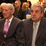 Pamiątki po prezydencie Kielc Stefanie Artwińskim przekazane Muzeum Historii Kielc. Na zdjęciu byli prezydenci Kielc Jan Szmajdel i Bogusław Ciesielski. / Stanisław Blinstrub / Radio Kielce