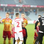 Przywitanie się zawodników obu drużyn / Radio Kielce