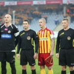 Sędziowie spotkania oraz kapitanowie obu drużyn / Kamil Król / Radio Kielce