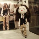 Wystawa "Moda w kinie, największe kreacje", przedstawia 22 lalki portretujące wielkie aktorki w niezapomnianych strojach / Kamil Król / Radio Kielce