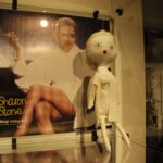 Wystawa "Moda w kinie, największe kreacje", przedstawia 22 lalki portretujące wielkie aktorki w niezapomnianych strojach / Kamil Król / Radio Kielce