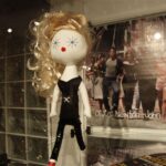 Wystawa "Moda w kinie, największe kreacje", przedstawia 22 lalki portretujące wielkie aktorki w niezapomnianych strojach / Kamil Król / Radio Kielce