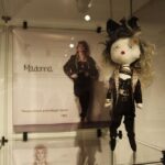 Wystawa "Moda w kinie, największe kreacje", przedstawia 22 lalki portretujące wielkie aktorki w niezapomnianych strojach / Kamil Król / Radio Kielce