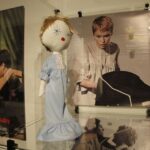 Wystawa "Moda w kinie, największe kreacje", przedstawia 22 lalki portretujące wielkie aktorki w niezapomnianych strojach / Kamil Król / Radio Kielce