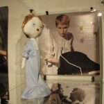 Wystawa "Moda w kinie, największe kreacje", przedstawia 22 lalki portretujące wielkie aktorki w niezapomnianych strojach / Kamil Król / Radio Kielce