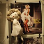 Wystawa "Moda w kinie, największe kreacje", przedstawia 22 lalki portretujące wielkie aktorki w niezapomnianych strojach / Kamil Król / Radio Kielce