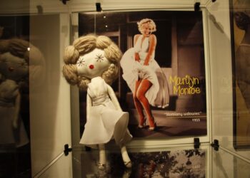 Wystawa "Moda w kinie, największe kreacje", przedstawia 22 lalki portretujące wielkie aktorki w niezapomnianych strojach / Kamil Król / Radio Kielce