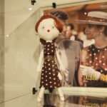 Wystawa "Moda w kinie, największe kreacje", przedstawia 22 lalki portretujące wielkie aktorki w niezapomnianych strojach / Kamil Król / Radio Kielce