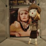 Wystawa "Moda w kinie, największe kreacje", przedstawia 22 lalki portretujące wielkie aktorki w niezapomnianych strojach / Kamil Król / Radio Kielce