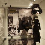 Wystawa "Moda w kinie, największe kreacje", przedstawia 22 lalki portretujące wielkie aktorki w niezapomnianych strojach / Kamil Król / Radio Kielce