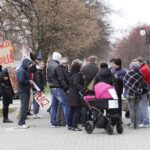 Manifestacja  mieszkańców  z ostrowieckiej Spółdzielni Mieszkaniowej  Hutnik przeciwko podziałowi spółdzielni / Kamil Król / Radio Kielce