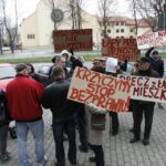 Manifestacja  mieszkańców  z ostrowieckiej Spółdzielni Mieszkaniowej  Hutnik przeciwko podziałowi spółdzielni / Kamil Król / Radio Kielce