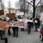Manifestacja  mieszkańców  z ostrowieckiej Spółdzielni Mieszkaniowej  Hutnik przeciwko podziałowi spółdzielni / Kamil Król / Radio Kielce