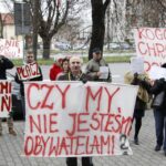 Manifestacja  mieszkańców  z ostrowieckiej Spółdzielni Mieszkaniowej  Hutnik przeciwko podziałowi spółdzielni / Kamil Król / Radio Kielce