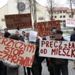 Manifestacja  mieszkańców  z ostrowieckiej Spółdzielni Mieszkaniowej  Hutnik przeciwko podziałowi spółdzielni / Kamil Król / Radio Kielce