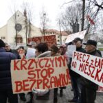 Manifestacja  mieszkańców  z ostrowieckiej Spółdzielni Mieszkaniowej  Hutnik przeciwko podziałowi spółdzielni / Kamil Król / Radio Kielce