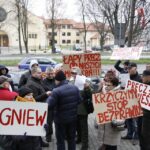Manifestacja  mieszkańców  z ostrowieckiej Spółdzielni Mieszkaniowej  Hutnik przeciwko podziałowi spółdzielni / Kamil Król / Radio Kielce