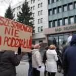 Manifestacja  mieszkańców  z ostrowieckiej Spółdzielni Mieszkaniowej  Hutnik przeciwko podziałowi spółdzielni Hutnik / Kamil Król / Radio Kielce