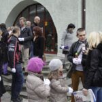 Akcja pod hasłem "Przeprowadzamy BWA". Wolontariusze przekazywali sobie książki z ręki do ręki na trasie ze starej do nowej siedziby instytucji / Kamil Król / Radio Kielce