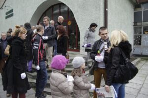 Akcja pod hasłem "Przeprowadzamy BWA". Wolontariusze przekazywali sobie książki z ręki do ręki na trasie ze starej do nowej siedziby instytucji / Kamil Król / Radio Kielce