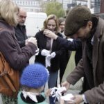 Akcja pod hasłem "Przeprowadzamy BWA". Wolontariusze przekazywali sobie książki z ręki do ręki na trasie ze starej do nowej siedziby instytucji / Kamil Król / Radio Kielce