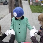 Akcja pod hasłem "Przeprowadzamy BWA". Wolontariusze przekazywali sobie książki z ręki do ręki na trasie ze starej do nowej siedziby instytucji / Kamil Król / Radio Kielce